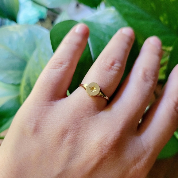 Classic 9ct 9K Solid Gold Dainty Sunburst Star Signet Ring, size 6 - Picture 7 of 9